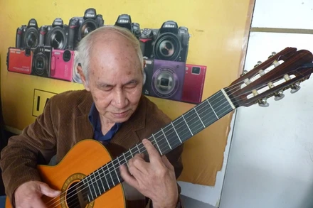 Bao năm trời, tiếng đàn vẫn chẳng chịu già đi…
