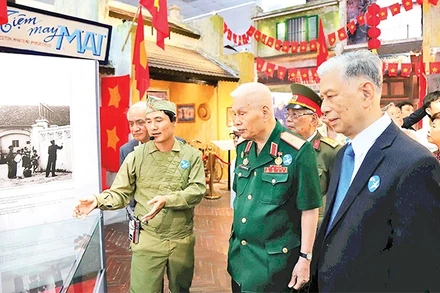 Các cựu chiến binh xem triển lãm "Hà Nội - Mùa thu năm ấy". Ảnh: QUANG THÁI