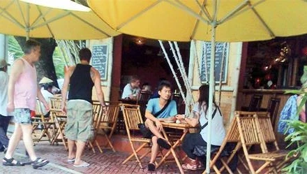 Cảnh thường thấy ở phố Tây ba-lô.