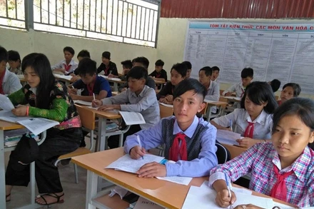 Tấm gương học tập của Giàng A Cử (ngồi giữa) tạo cảm hứng cho các bạn đến trường.