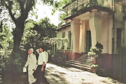 Đại tướng đi từ phòng nghỉ đến phòng làm việc (30 Hoàng Diệu, Hà Nội). Ảnh: Trần Hồng