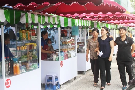 Nhiều người đi dạo tham quan phố hàng rong. Ảnh: NINH NGUYỄN