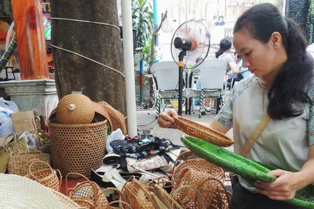 Khách tỉ mẩn chọn lựa những món đồ ưng ý tại chợ quê.