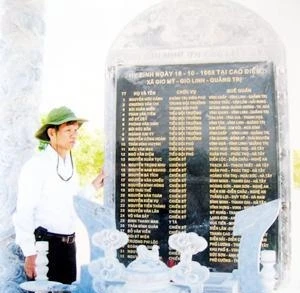 Cựu chiến binh Hoàng Ngọc Bích thắp hương tại khu tưởng niệm 32 liệt sĩ trong ngày khánh thành.