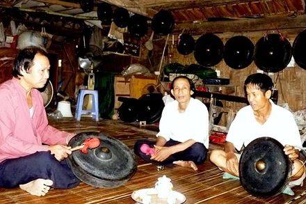 Hồn mường bản trong bóng nhà sàn cổ.