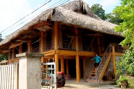  Ngôi nhà sàn được làm từ vật liệu bê-tông, sơn giả gỗ của người dân thôn Tân Lập, xã Tân Trào, huyện Sơn Dương (Tuyên Quang).