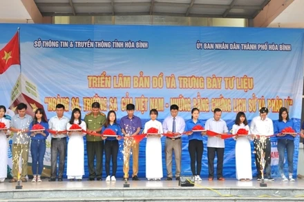 Lễ cắt băng khai mạc triển lãm.