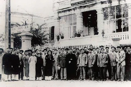 Các nhạc sĩ họp tại Âm nhạc học xá của cụ Lưu Quang Duyệt. Ảnh tư liệu của Hội Nhạc sĩ Việt Nam