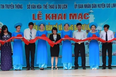 Cắt băng triển lãm bản đồ và tư liệu về Hoàng Sa, Trường Sa tại thị trấn Cửa Việt, huyện Gio Linh (Quảng Trị).