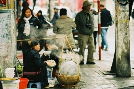 Những gánh Phở nghi ngút khói trong tiết trời se lạnh thu hút khách hàng.