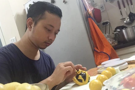 Quá trình sản xuất bánh Trung thu handmade hoàn toàn thủ công.