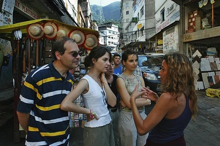 Khách du lịch trải nghiệm trong một khu ổ chuột ở Mumbai. Ảnh: BLOGSPOT