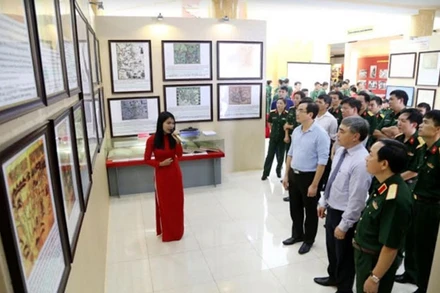 Các đại biểu tham dự triển lãm.