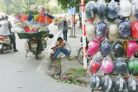 Tranh thủ nghỉ ngơi khi vắng khách.