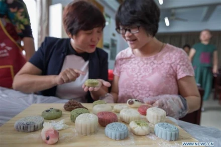 Những chiếc bánh Trung thu màu sắc. (Ảnh: Tân Hoa xã)