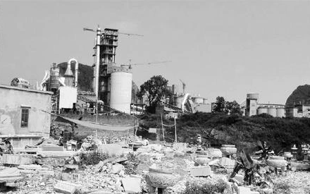 Nhà máy xi măng Hệ Dưỡng xây dựng sát nhà dân.