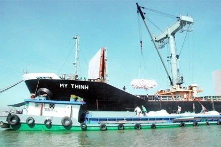 Bốc dỡ hàng trên tàu.