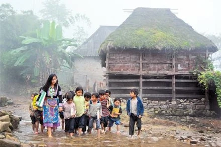 Một trong những công việc thường ngày của cô giáo vùng cao. Ảnh: ÐỨC KỲ