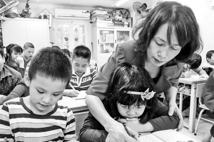 Cô Đặng Thị Bích Thảo với những học trò “đặc biệt”.