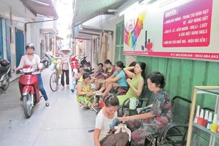 Người trong hẻm làm đẹp cho người trong hẻm (ảnh chụp tại hẻm 51/10, đường Cao Thắng, Quận 3, TP Hồ Chí Minh).