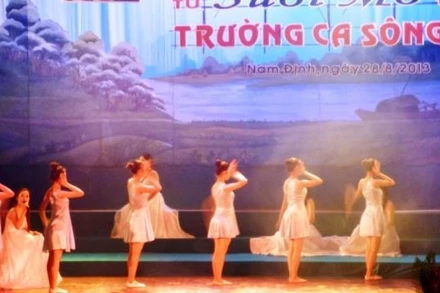 Tốp nữ Nhà Văn hóa 3-2 với tác phẩm Suối mơ trong Chương trình nghệ thuật “Từ Suối Mơ đến Trường ca Sông Lô”.