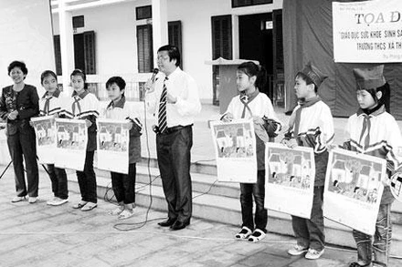 Tiến sĩ Ðinh Ðoàn nói chuyện về giới tính cho học sinh trường THCS huyện Cao Phong - Hòa Bình.