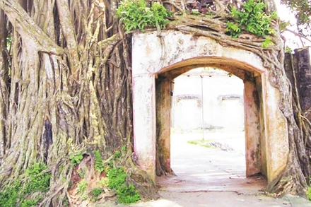 Cổng làng cổ ở Yên Cốc (Hà Nội).