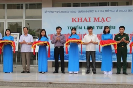 Các đại biểu cắt băng khai mạc triển lãm.