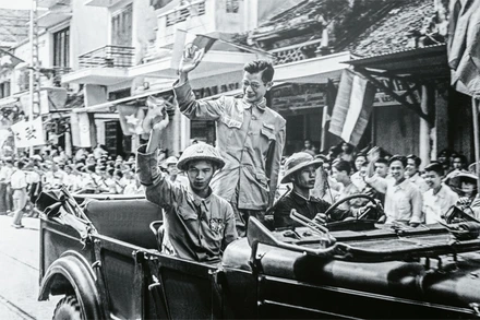 Phó Chủ tịch Ủy ban Quân chính Hà Nội Trần Duy Hưng từ Việt Bắc tiến về tiếp quản Thủ đô năm 1954. Ảnh:Đào Trình