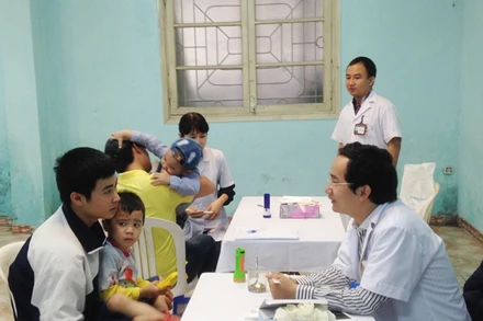 Cung thiếu nhi Hà Nội phối hợp Ðoàn bác sĩ trẻ khám, tư vấn trẻ tự kỷ.