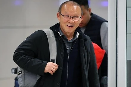 HLV Park Hang Seo có mặt tại sân bay Incheon, Seoul, Hàn Quốc sáng 29-1. (Ảnh: Yonhap)