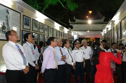 Các đại biểu nghe thuyết minh các tư liệu chủ quyền của Việt Nam đối với hai quần đảo Hoàng Sa và Trường Sa. 