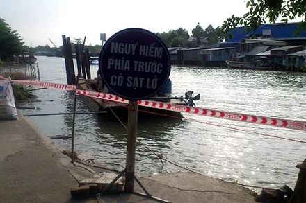 Bờ sông Cái Sắn, phường Mỹ Thạch, TP Long Xuyên (An Giang) bị sạt lở nghiêm trọng.