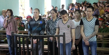 Băng nhóm của Hứa Văn Trưởng trước vành móng ngựa.