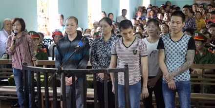 Băng nhóm của Hứa Văn Trưởng trước vành móng ngựa.