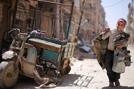 Chủ tịch Quốc hội Sri Lanka và Đại sứ Hasanthi (trái) xem triển lãm ảnh về quan hệ song phương Việt Nam - Sri Lanka. 