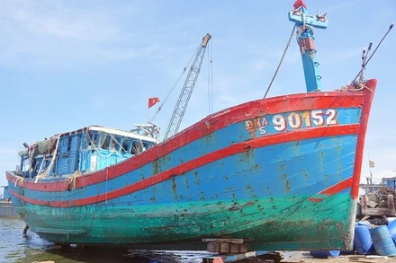 Tàu cá ĐNa 90152 TS.