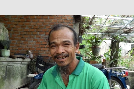 Lương y Bình chấp nhận sống nghèo vì người khác.