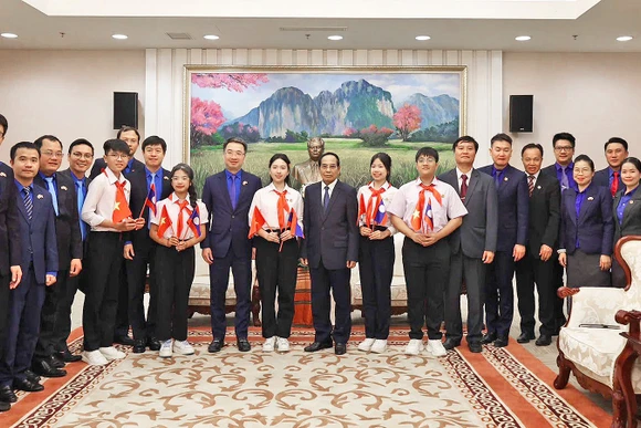 Các đồng chí Bounthong Chitmany, Nguyễn Tường Lâm cùng đại diện Trung ương Đoàn, thanh thiếu nhi tiêu biểu hai nước tại buổi tiếp.