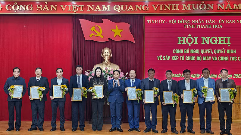 Bí thư Tỉnh ủy Thanh Hóa trao quyết định điều động, bổ nhiệm các cán bộ.