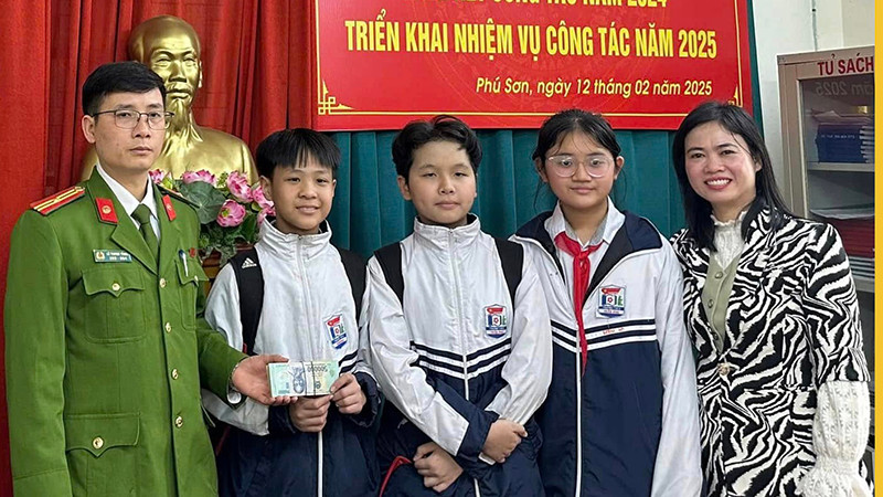 Cô và trò giao tài sản nhặt được cho công an tìm chủ nhân.