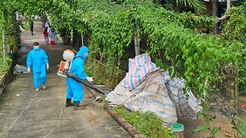 Trung tâm Y tế thành phố Thanh Hóa phun Cloramin B khử khuẩn môi trường ở phường Thiệu Dương.