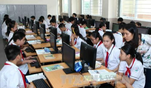 Giờ thực hành môn Tin học của học sinh Hà Nội. (Ảnh: TTXVN)