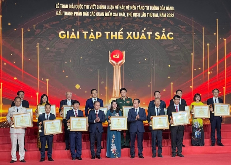 Các tập thể nhận giải Tập thể xuất sắc trong Cuộc thi chính luận về bảo vệ nền tảng tư tưởng của Đảng lần thứ 2, năm 2022. (Ảnh: Báo Điện tử Đảng Cộng sản)