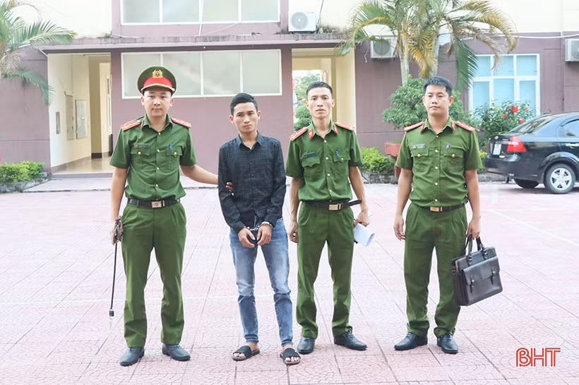 Trinh sát Công an thị xã Kỳ Anh bắt giữ Dương Hoàng Phúc.(Ảnh: Báo Hà Tĩnh)