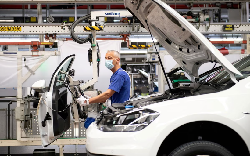 Ảnh minh họa: Một công nhân tại dây chuyền lắp ráp của Volkswagen, Đức, ngày 27/4/2020. (Nguồn: Reuters)