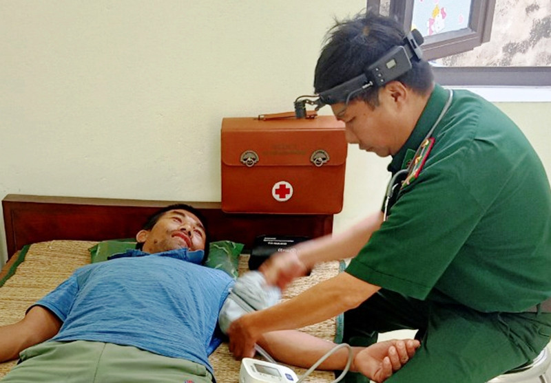 Quân y Biên phòng theo dõi sức khỏe nạn nhân.