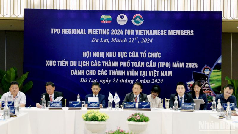 Chủ trì hội nghị và các diễn giả.