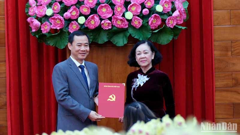 Đồng chí Trương Thị Mai trao quyết định của Bộ Chính trị về điều động, chỉ định đồng chí Nguyễn Thái Học, Phó trưởng Ban Nội chính Trung ương, tham gia Ban Chấp hành, Ban Thường vụ và giữ chức Quyền Bí thư Tỉnh ủy Lâm Đồng.