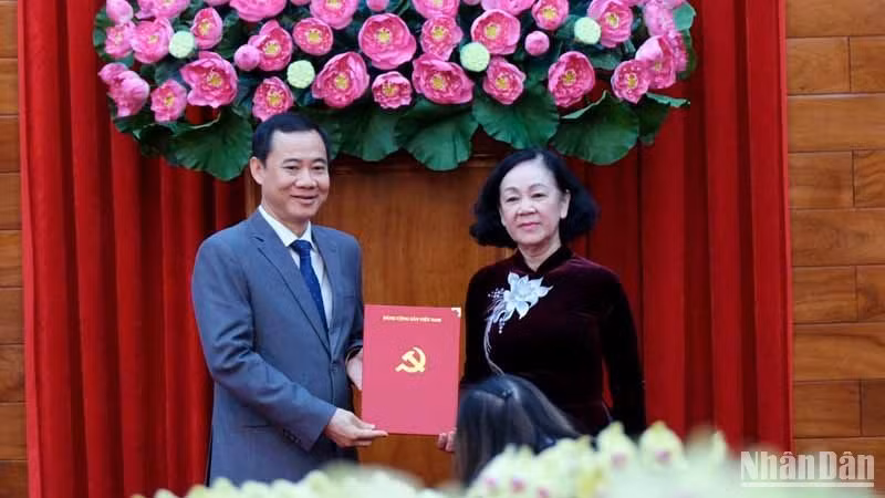 Đồng chí Trương Thị Mai trao quyết định của Bộ Chính trị về điều động, chỉ định đồng chí Nguyễn Thái Học, Phó trưởng Ban Nội chính Trung ương, tham gia Ban Chấp hành, Ban Thường vụ và giữ chức Quyền Bí thư Tỉnh ủy Lâm Đồng.